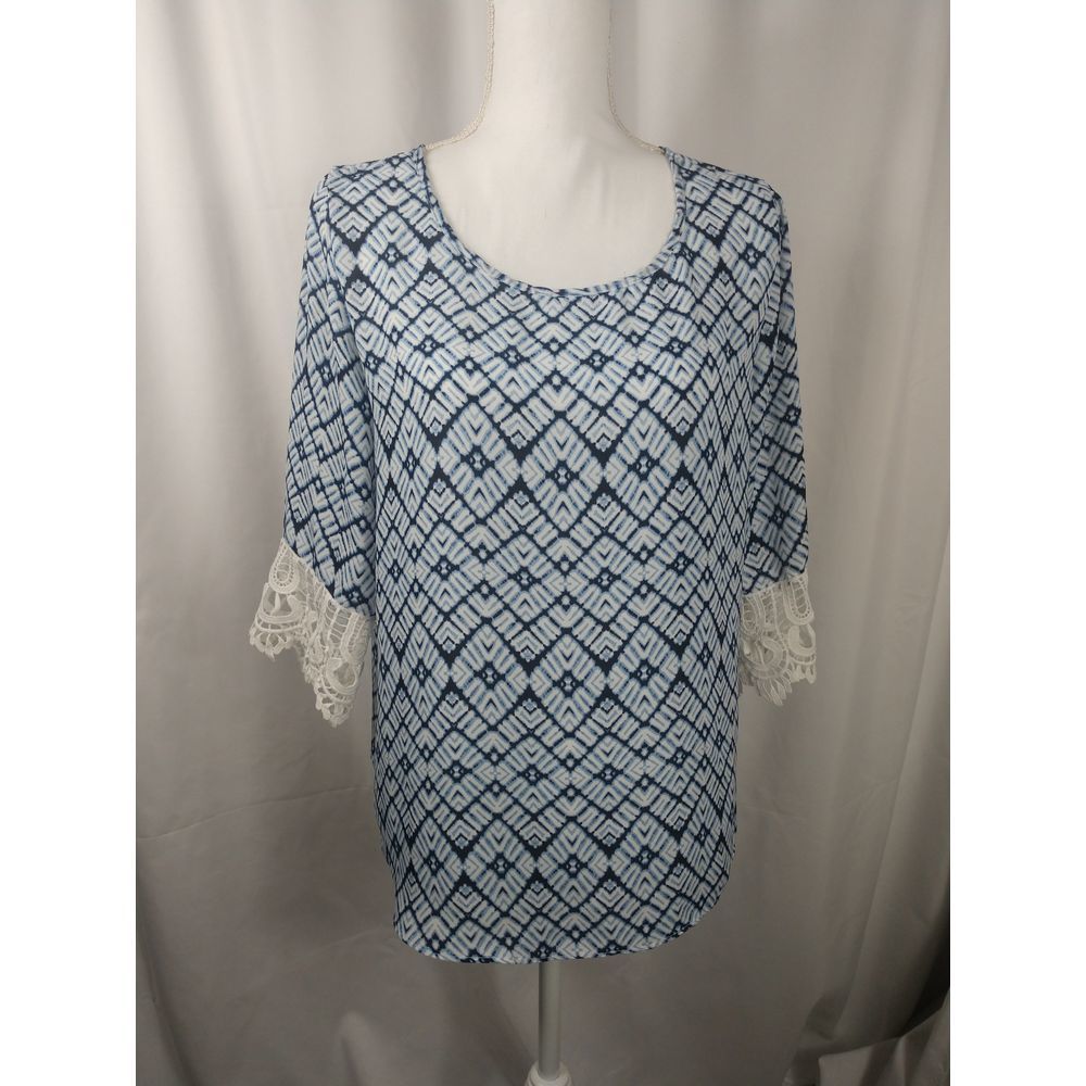 I.N. San Francisco white & blue lace trim at the sleeves top